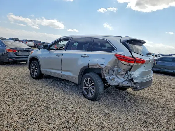 5TDKZRFH6JS548325 2018 TOYOTA HIGHLANDER - Image 2