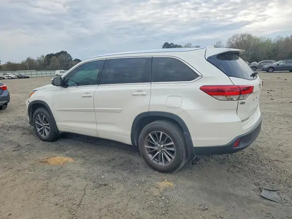 5TDKZRFH6JS548342 2018 TOYOTA HIGHLANDER - Image 2