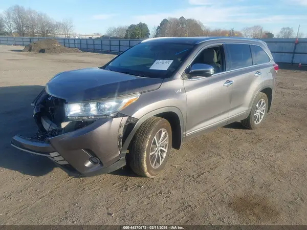 5TDKZRFH6JS550057 2018 TOYOTA HIGHLANDER - Image 2