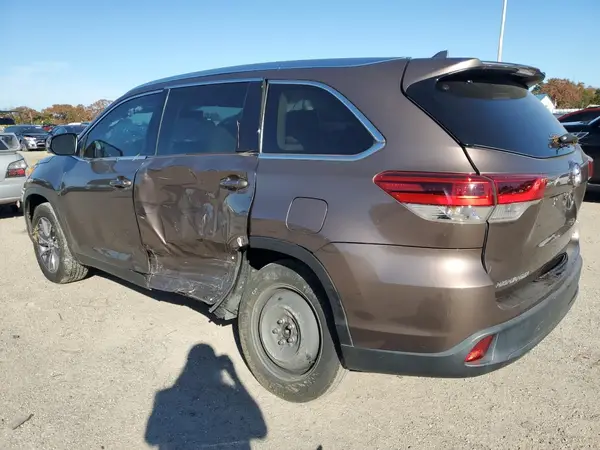 5TDKZRFH6KS304062 2019 TOYOTA HIGHLANDER - Image 2