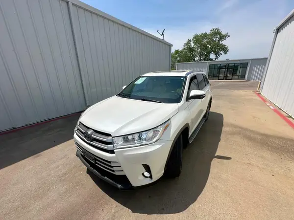 5TDKZRFH6KS306667 2019 TOYOTA HIGHLANDER - Image 2