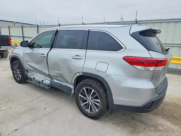 5TDKZRFH6KS321735 2019 TOYOTA HIGHLANDER - Image 2