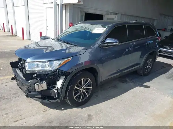 5TDKZRFH6KS340608 2019 TOYOTA HIGHLANDER - Image 2