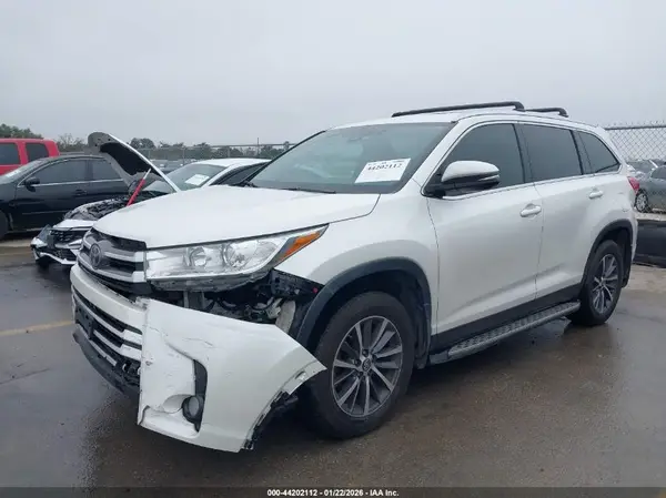 5TDKZRFH6KS346604 2019 TOYOTA HIGHLANDER - Image 2