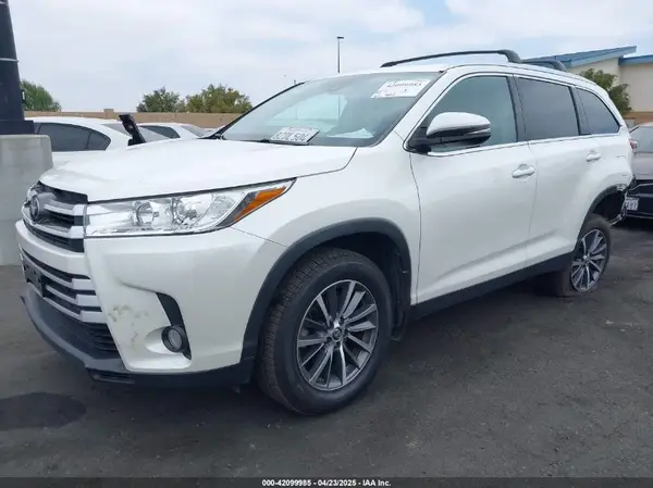 5TDKZRFH6KS350958 2019 TOYOTA HIGHLANDER - Image 2