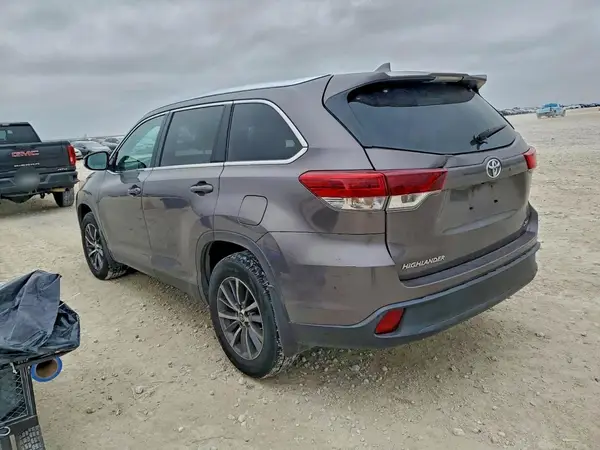 5TDKZRFH6KS370451 2019 TOYOTA HIGHLANDER - Image 2