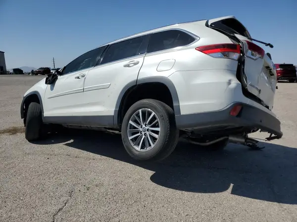 5TDKZRFH6KS552165 2019 TOYOTA HIGHLANDER - Image 2
