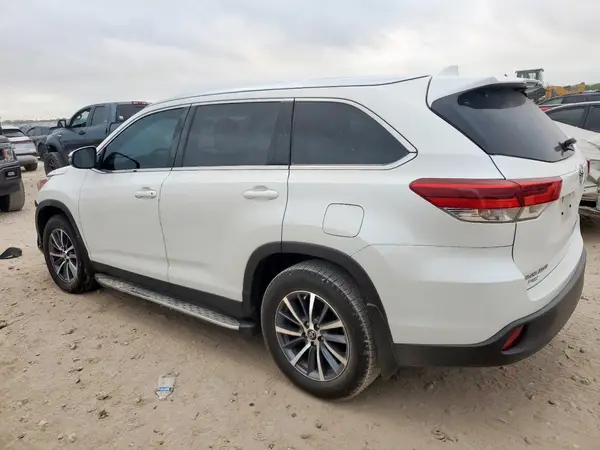 5TDKZRFH6KS552229 2019 TOYOTA HIGHLANDER - Image 2