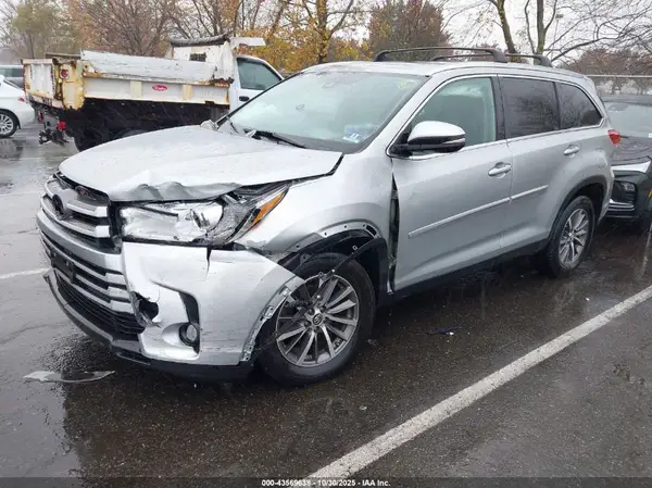 5TDKZRFH6KS554420 2019 TOYOTA HIGHLANDER - Image 2