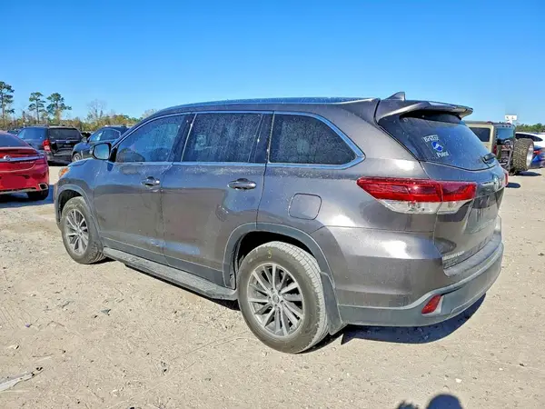 5TDKZRFH6KS554952 2019 TOYOTA HIGHLANDER - Image 2