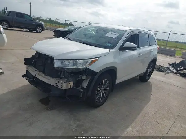 5TDKZRFH6KS556734 2019 TOYOTA HIGHLANDER - Image 2