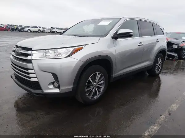 5TDKZRFH6KS559391 2019 TOYOTA HIGHLANDER - Image 2