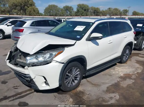 5TDKZRFH6KS560511 2019 TOYOTA HIGHLANDER - Image 2