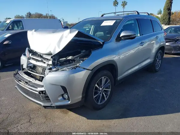 5TDKZRFH6KS561223 2019 TOYOTA HIGHLANDER - Image 2