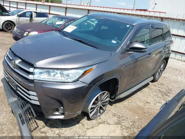 5TDKZRFH6KS568463 2019 TOYOTA HIGHLANDER - Image 2