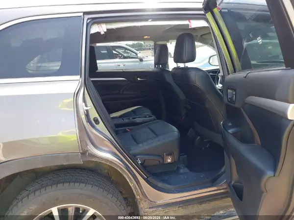 5TDKZRFH6KS568463 2019 TOYOTA HIGHLANDER - Image 8