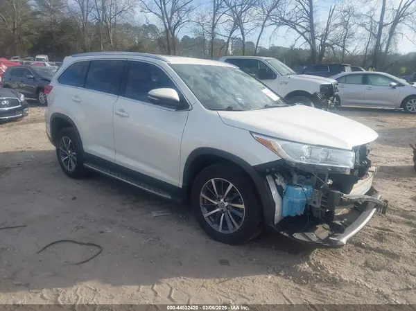5TDKZRFH6KS574702 2019 TOYOTA HIGHLANDER - Image 1