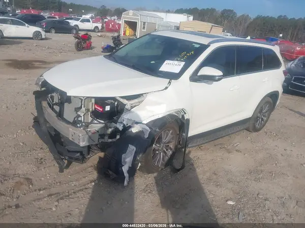 5TDKZRFH6KS574702 2019 TOYOTA HIGHLANDER - Image 2