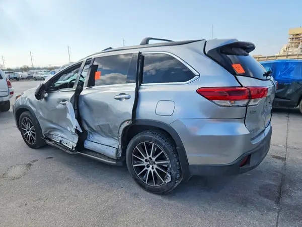 5TDKZRFH7HS195829 2017 TOYOTA HIGHLANDER - Image 2
