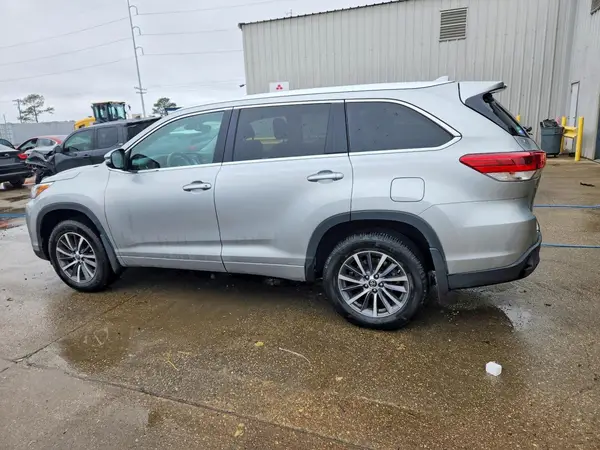 5TDKZRFH7HS216792 2017 TOYOTA HIGHLANDER - Image 2