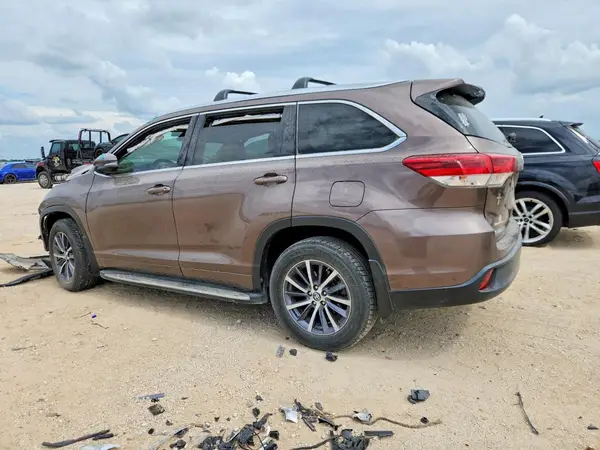 5TDKZRFH7HS226982 2017 TOYOTA HIGHLANDER - Image 2