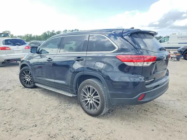 5TDKZRFH7HS510662 2017 TOYOTA HIGHLANDER - Image 2