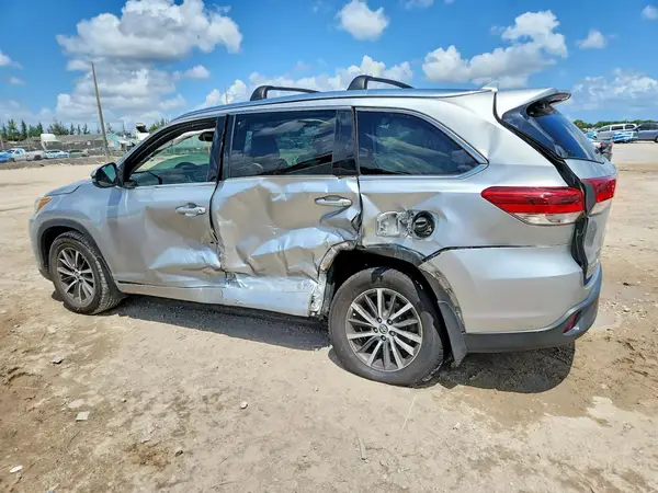 5TDKZRFH7HS517143 2017 TOYOTA HIGHLANDER - Image 2