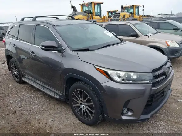 5TDKZRFH7HS518177 2017 TOYOTA HIGHLANDER - Image 1