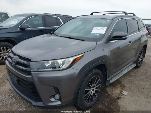 5TDKZRFH7HS518177 2017 TOYOTA HIGHLANDER - Image 2