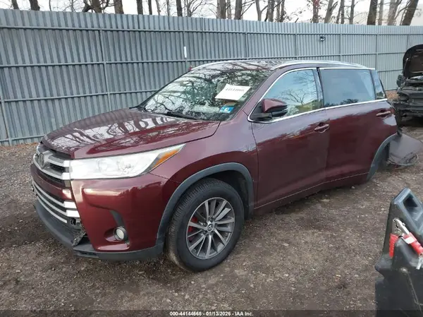 5TDKZRFH7JS242539 2018 TOYOTA HIGHLANDER - Image 2