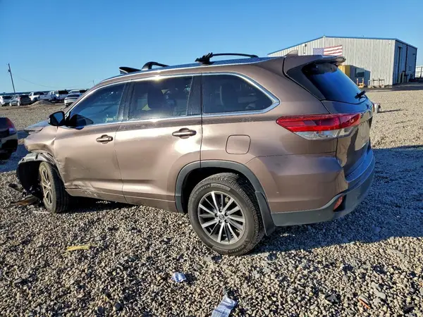5TDKZRFH7JS254125 2018 TOYOTA HIGHLANDER - Image 2