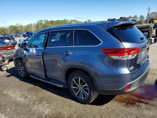 5TDKZRFH7JS260197 2018 TOYOTA HIGHLANDER - Image 2
