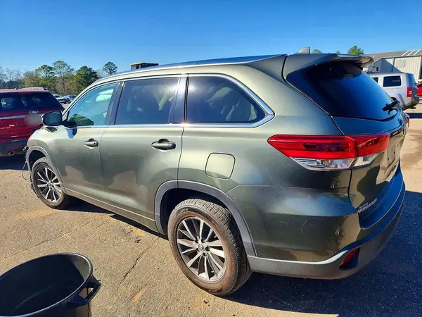 5TDKZRFH7JS261253 2018 TOYOTA HIGHLANDER - Image 2