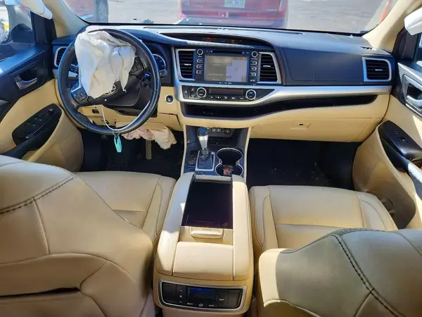 5TDKZRFH7JS261253 2018 TOYOTA HIGHLANDER - Image 8