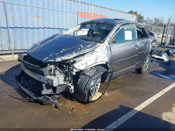 5TDKZRFH7JS265982 2018 TOYOTA HIGHLANDER - Image 2