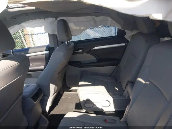 5TDKZRFH7JS265982 2018 TOYOTA HIGHLANDER - Image 8