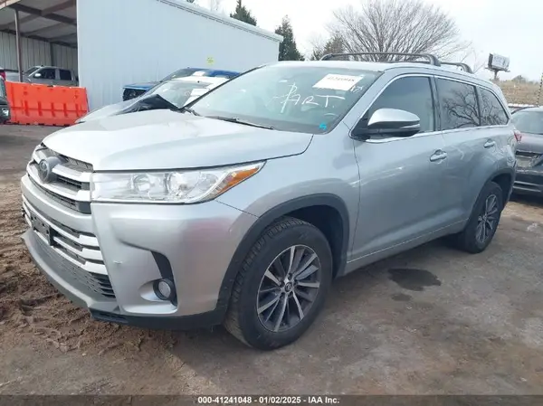 5TDKZRFH7JS280448 2018 TOYOTA HIGHLANDER - Image 2