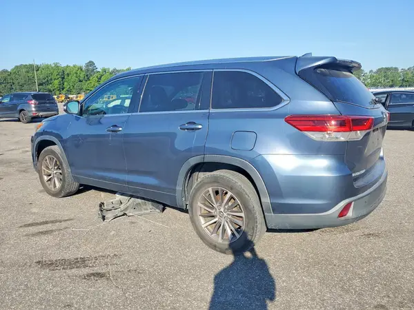 5TDKZRFH7JS280711 2018 TOYOTA HIGHLANDER - Image 2