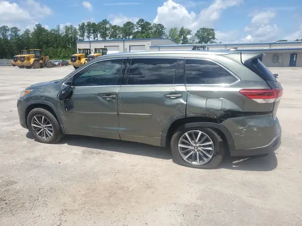 5TDKZRFH7JS284466 2018 TOYOTA HIGHLANDER - Image 2