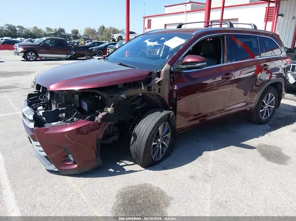5TDKZRFH7JS285035 2018 TOYOTA HIGHLANDER - Image 2