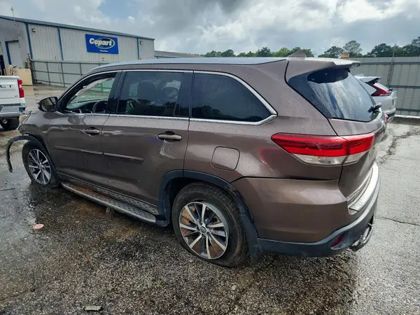 5TDKZRFH7JS289019 2018 TOYOTA HIGHLANDER - Image 2