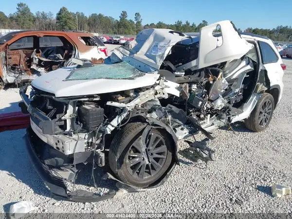 5TDKZRFH7JS529721 2018 TOYOTA HIGHLANDER - Image 2