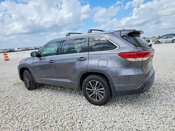 5TDKZRFH7JS530593 2018 TOYOTA HIGHLANDER - Image 2