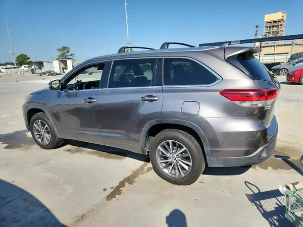 5TDKZRFH7JS530870 2018 TOYOTA HIGHLANDER - Image 2