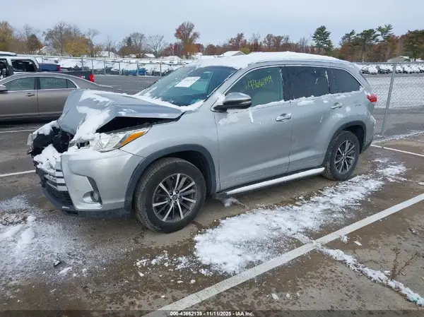 5TDKZRFH7JS531260 2018 TOYOTA HIGHLANDER - Image 2