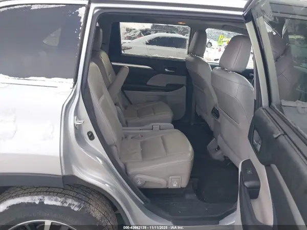5TDKZRFH7JS531260 2018 TOYOTA HIGHLANDER - Image 8