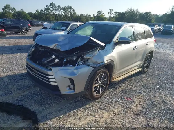 5TDKZRFH7JS531369 2018 TOYOTA HIGHLANDER - Image 2