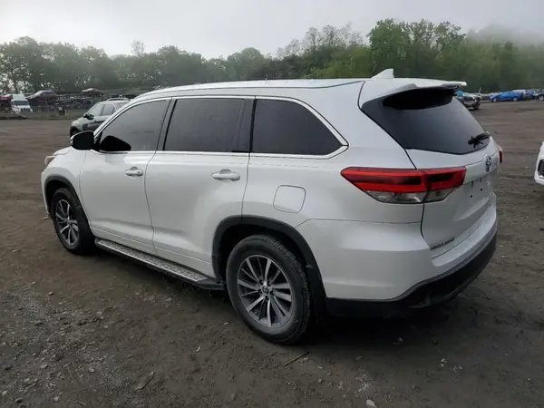 5TDKZRFH7JS531789 2018 TOYOTA HIGHLANDER - Image 2