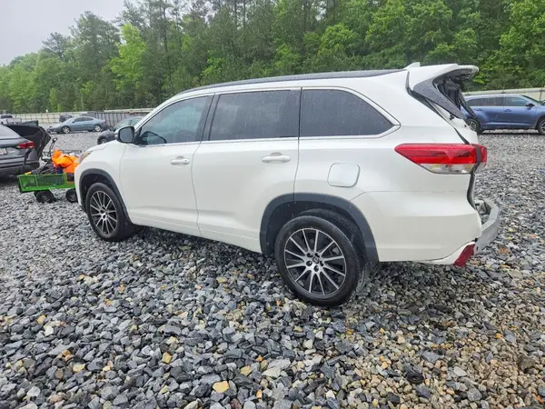 5TDKZRFH7JS532618 2018 TOYOTA HIGHLANDER - Image 2