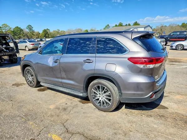 5TDKZRFH7JS533140 2018 TOYOTA HIGHLANDER - Image 2